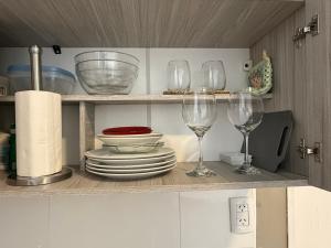 マイプにあるDepto en el centro de Maipúの食器棚(皿、ワイングラス付)