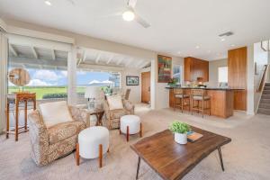 Una sala de estar con una mesa y una cocina. en Kapalua Bay Villas 36G5 · KBV 36G5 1BD Condo w Unobstructed Ocea, en Kahana