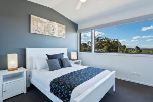 Ένα ή περισσότερα κρεβάτια σε δωμάτιο στο Orion 3BR Water Views Apartment Main Street of Huskisson by Nautilus Apartments Jervis Bay
