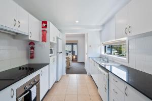 Η κουζίνα ή μικρή κουζίνα στο Orion 3BR Water Views Apartment Main Street of Huskisson by Nautilus Apartments Jervis Bay