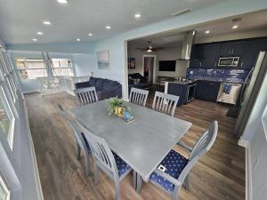 Телевизор и/или развлекательный центр в Lakeside Lofts at Lake Martha