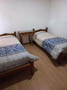 two beds sitting next to each other in a room at La Casa de Doña Adela in Eugenio Bustos
