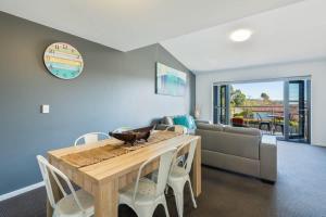 Χώρος καθιστικού στο Summercloud - Huge Premium 2BR Apt on Huskisson Main Street By Nautilus Apartments Jervis Bay