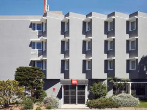 ラ・セーヌ・シュル・メールにあるibis Toulon La Seyne sur Merのホテル正面のイメージ