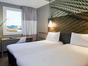 ラ・セーヌ・シュル・メールにあるibis Toulon La Seyne sur Merのベッドが2つと窓があるホテルの部屋 +23枚の写真