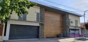 マイプにあるDepto en el centro de Maipúの大きな木造のガレージドアのある建物