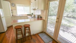 Η κουζίνα ή μικρή κουζίνα στο Harrietville Cottage +19 φωτογραφίες