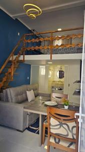 a living room with a couch and a table at Apartamento Firenze - Conforto e Estilo na Serra Gaúcha in Bento Gonçalves