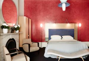 1 dormitorio con 1 cama grande y chimenea en Medusa Hotel Sydney en Sídney
