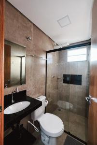 ein Badezimmer mit Toilette, Waschbecken und Dusche in der Unterkunft Apto 3 PRÓX. Shopping | Hospital Regional, Premium in Três Lagoas + 1 Foto