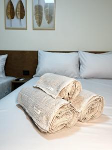 Zwei Handtücher liegen auf einem Bett. in der Unterkunft Apto 3 PRÓX. Shopping | Hospital Regional, Premium in Três Lagoas