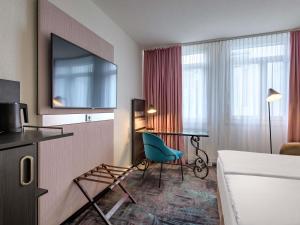 TV a/nebo společenská místnost v ubytování Mercure Hotel Hannover City