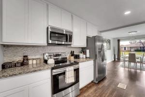 Η κουζίνα ή μικρή κουζίνα στο Family Home with Deck 10 Mins to Garland City Square