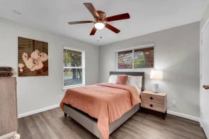 Ένα ή περισσότερα κρεβάτια σε δωμάτιο στο Family Home with Deck 10 Mins to Garland City Square +36 φωτογραφίες