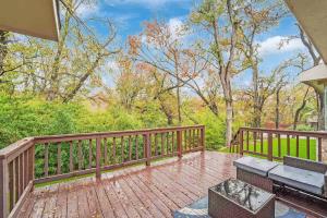 Μπαλκόνι ή βεράντα στο Family Home with Deck 10 Mins to Garland City Square