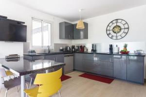 Η κουζίνα ή μικρή κουζίνα στο Evasion tropicale et sérénité à la Villa DitAlbè +10 φωτογραφίες