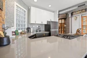 Kuchyň nebo kuchyňský kout v ubytování Short North Retreat Downtown Columbus Enchanted Flat