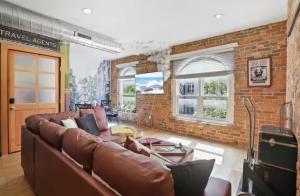 Posezení v ubytování Short North Retreat Downtown Columbus Enchanted Flat