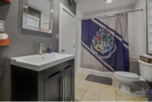 Koupelna v ubytování Short North Retreat Downtown Columbus Enchanted Flat