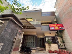 Un edificio con un cartel al costado. en Apple Nest Villa, en Chandīgarh