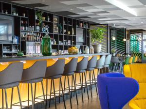 Ο χώρος του lounge ή του μπαρ στο Mercure Hyères Centre Côte d'Azur