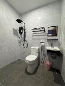 セキンチャンにあるTY Youth Hostelのトイレと洗面台付きのバスルーム
