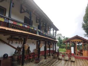 PanaotiBalthali Heritage Inn的一座带桌椅和凉亭的建筑