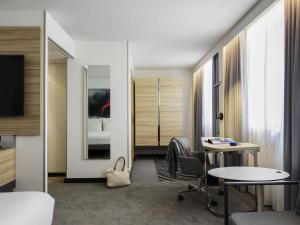 デン・ハーグにあるNovotel Den Haag City Centreのデスク、テーブル、椅子が備わる客室です。 +116枚の写真