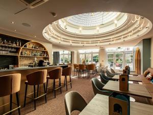 a bar in a restaurant with a domed ceiling at Mercure Angoulême Hôtel de France in Angoulême
