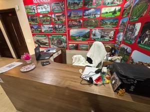 Una oficina con un escritorio con un ordenador y una pared con pósteres. en Apple Nest Villa, en Chandīgarh 16 fotos más