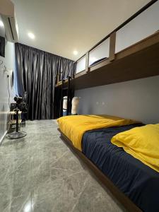 セキンチャンにあるTY Youth Hostelの黄色い毛布が掛けられた大きなベッドのある寝室