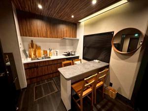 cocina con encimera, fregadero y encimera en 富士山を見ながらサウナBBQ The No10 MtFuji Forest House, en Yamanakako