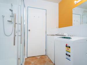 Ένα μπάνιο στο The Tuis View - Onemana Holiday Home +26 φωτογραφίες