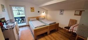 ein kleines Zimmer mit einem Bett und einem Fenster in der Unterkunft Sonniges Appartement und Gästezimmer, Haus Borowiec 