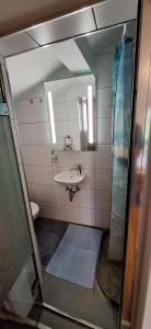 ein Badezimmer mit Waschbecken und Spiegel in der Unterkunft Sonniges Appartement und Gästezimmer, Haus Borowiec  + 38 Fotos