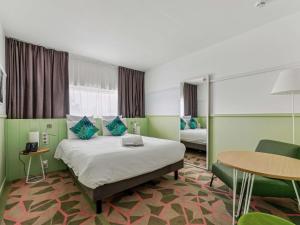 una habitación de hotel con una cama y una mesa en Mercure Paris Orly Airport, en Orly 153 fotos más
