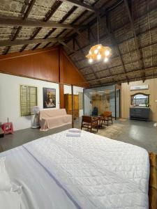 a bedroom with a large bed in a room at Khu nghỉ dưỡng sinh thái Apsara Sóc Trăng in Ấp Vĩnh Hưng
