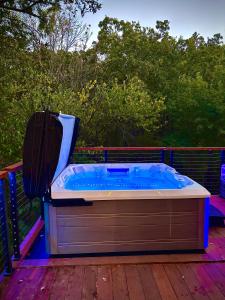 un bain à remous installé au-dessus d'une terrasse dans l'établissement Kurtis Cove, à Pottsboro