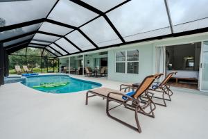 Kolam renang di atau dekat dengan Sunset Palms