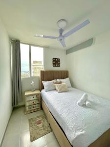 a bedroom with a bed with a ceiling fan at Sunset 47 - Vista al mar cerca del Centro Histórico in Estación El Salto