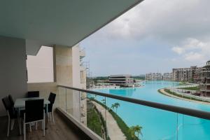 a balcony with a view of a pool at BAIA KRISTAL CARTAGENA Mi descanso ideal in Cartagena de Indias