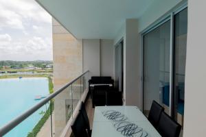 a balcony with a table and chairs and a pool at BAIA KRISTAL CARTAGENA Mi descanso ideal in Cartagena de Indias