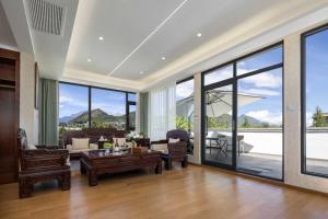 a living room filled with furniture and a large window at Boying happywin Guofeng Shangyuan Lijiang Ancient Town South Gate Store in Lijiang