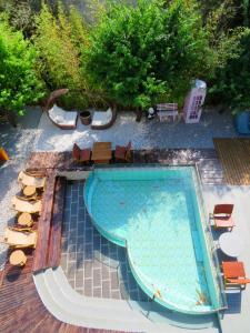 an overhead view of a swimming pool with lounge chairs at Boying happywin Guofeng Shangyuan Lijiang Ancient Town South Gate Store in Lijiang