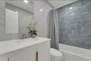 une salle de bain avec un lavabo, des toilettes et une baignoire dans l'établissement Spacious 3BR Oasis Pool Fire Pit & Family Fun, à Cowley