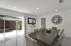 une salle à manger avec une table et des chaises en bois dans l'établissement Spacious 3BR Oasis Pool Fire Pit & Family Fun, à Cowley 5 autres photos