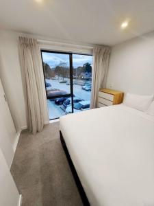 Un pat sau paturi într-o cameră la Swiss-Belvillas Coronet Peak