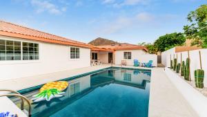 Bazén v ubytování Casa Piña by AvantStay Vibrant Palm Springs Oasis w Colorful Stylish Design nebo v jeho okolí