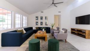 TV a/nebo společenská místnost v ubytování Casa Piña by AvantStay Vibrant Palm Springs Oasis w Colorful Stylish Design