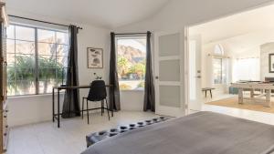 Postel nebo postele na pokoji v ubytování Casa Piña by AvantStay Vibrant Palm Springs Oasis w Colorful Stylish Design